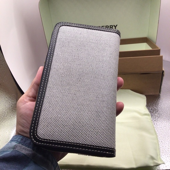 BURBERRY HORSEFERRY, NWT, FULL ZIP WALLET, NO FLAWS - Picture 5 of 16